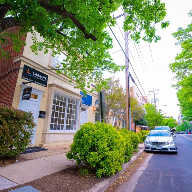 Office Exterior Larson Orthodontics Alexandria Virginia 2021 7 800x800 - Orthodontics in Old Town North Alexandria, Virginia